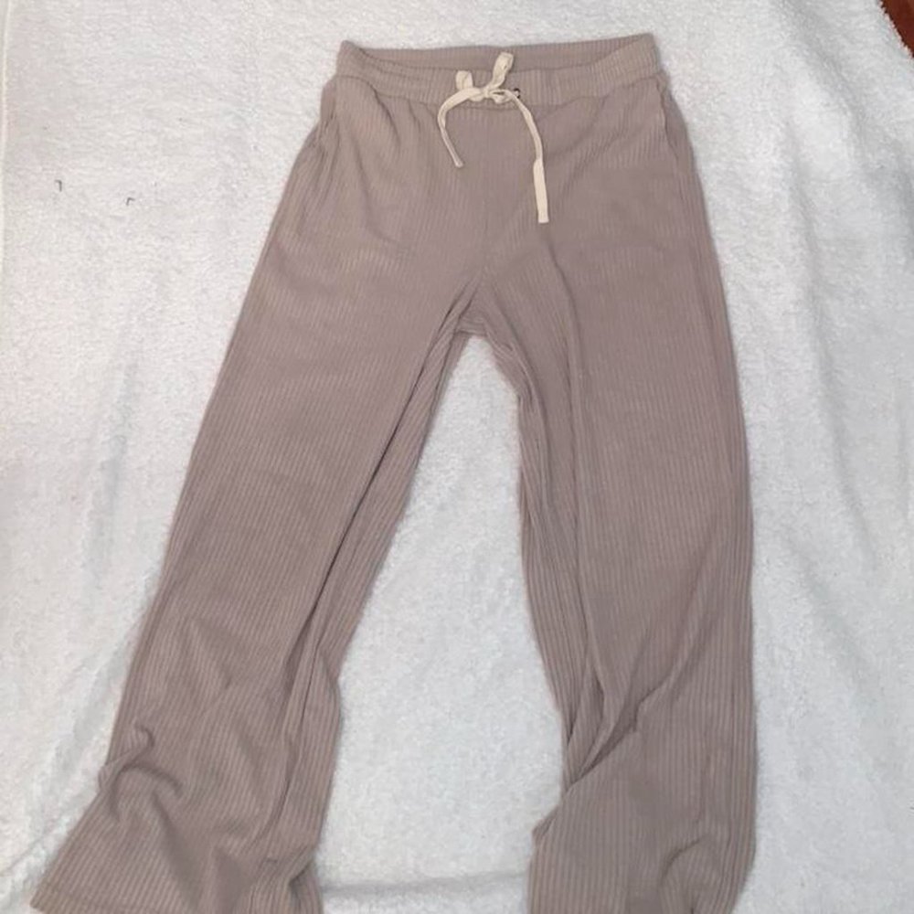 soft, comfy stretchy cream colored/gray sweatpants w/ Drawstring